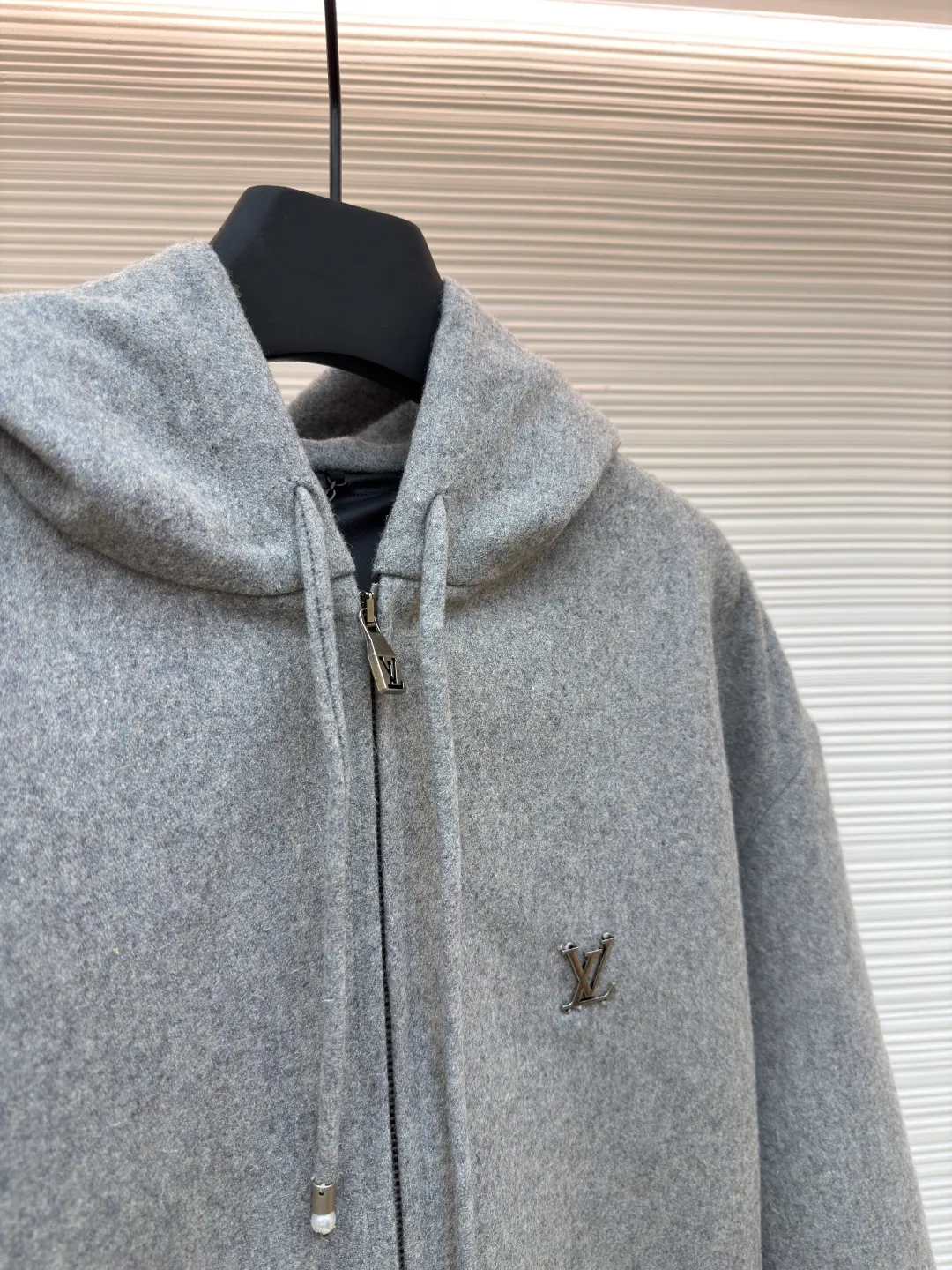 LOUISVUITTON Iron Label Wool Jacket ●Authentic product: purchased and developed by 24960 ●Item number: 1680853-B90 ●Fabric: wool blend ●Technology: positioning cutting machine ●Version: fitted version ●Weight: about 1300 grams ●Size: S-M-L-XL ●Description: Customized 80% wool, 14% spandex, 6% blended sheep wool fabric, full of texture and refined tailoring to reinterpret the dynamic silhouette. The elastic waist upgrades the drape texture, the side pockets are cleverly integrated into the stitching, and the facial pleats are infused with elegance. The left leg is decorated with the brand's metal logo to once again confirm the brand's identity. The overall wiring is straight and delicate, the fabric is comfortable and soft, and the color is consistent without color difference. It can be matched with the same style to create a fashionable look and control various occasions. Customized accessories, complete with three standards, same style for men and women!